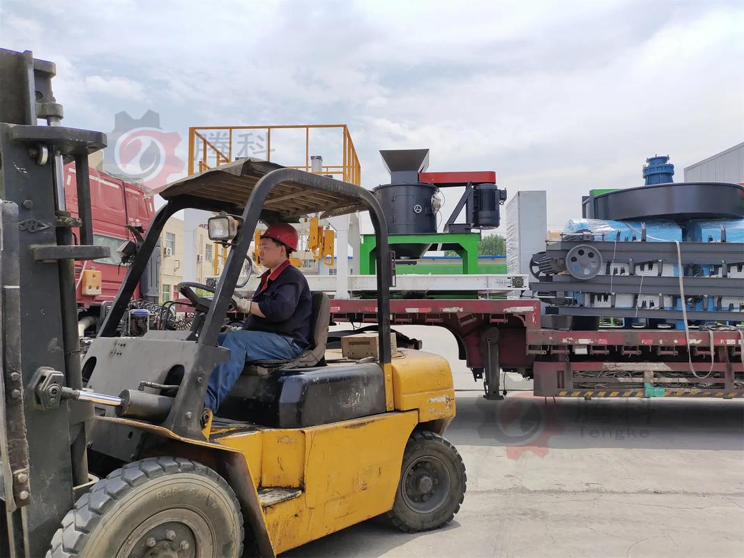 深耕有機肥設備制造，鄭州騰科機械提供喂料機與翻堆機全套解決方案